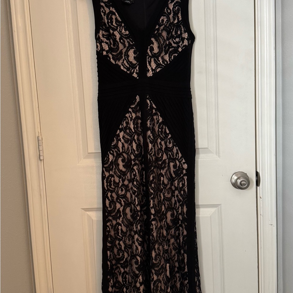 bebe Black Sheath Cocktail Dress with V-Neck and Sleeveless Design